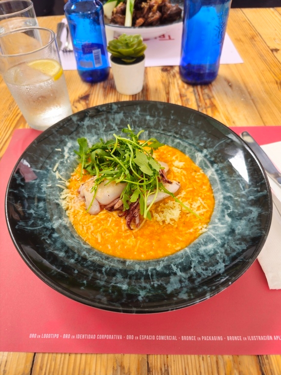 Plato de comida en restaurante