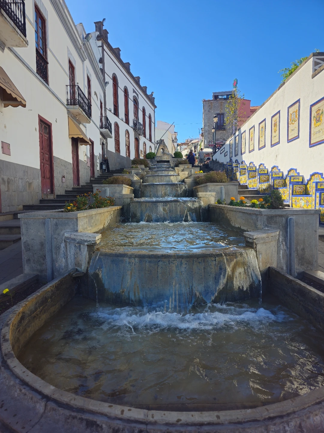 Firgas: Paseo en el centro del pueblo con una fuente.