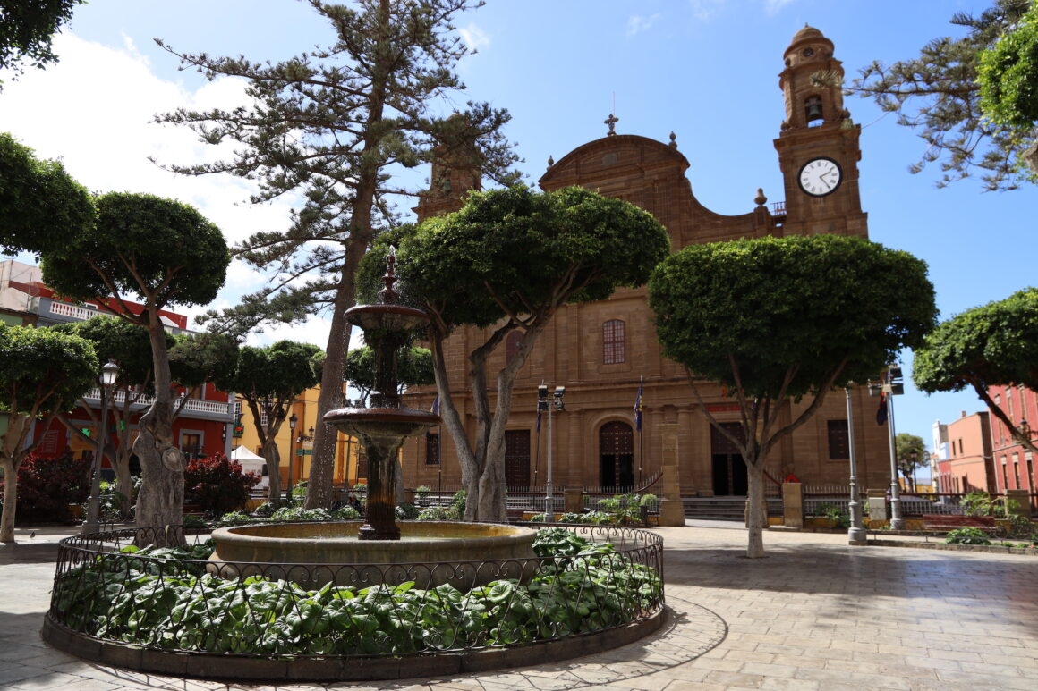 Gáldar: Plaza de Santiago con la Parroquia de fondo.